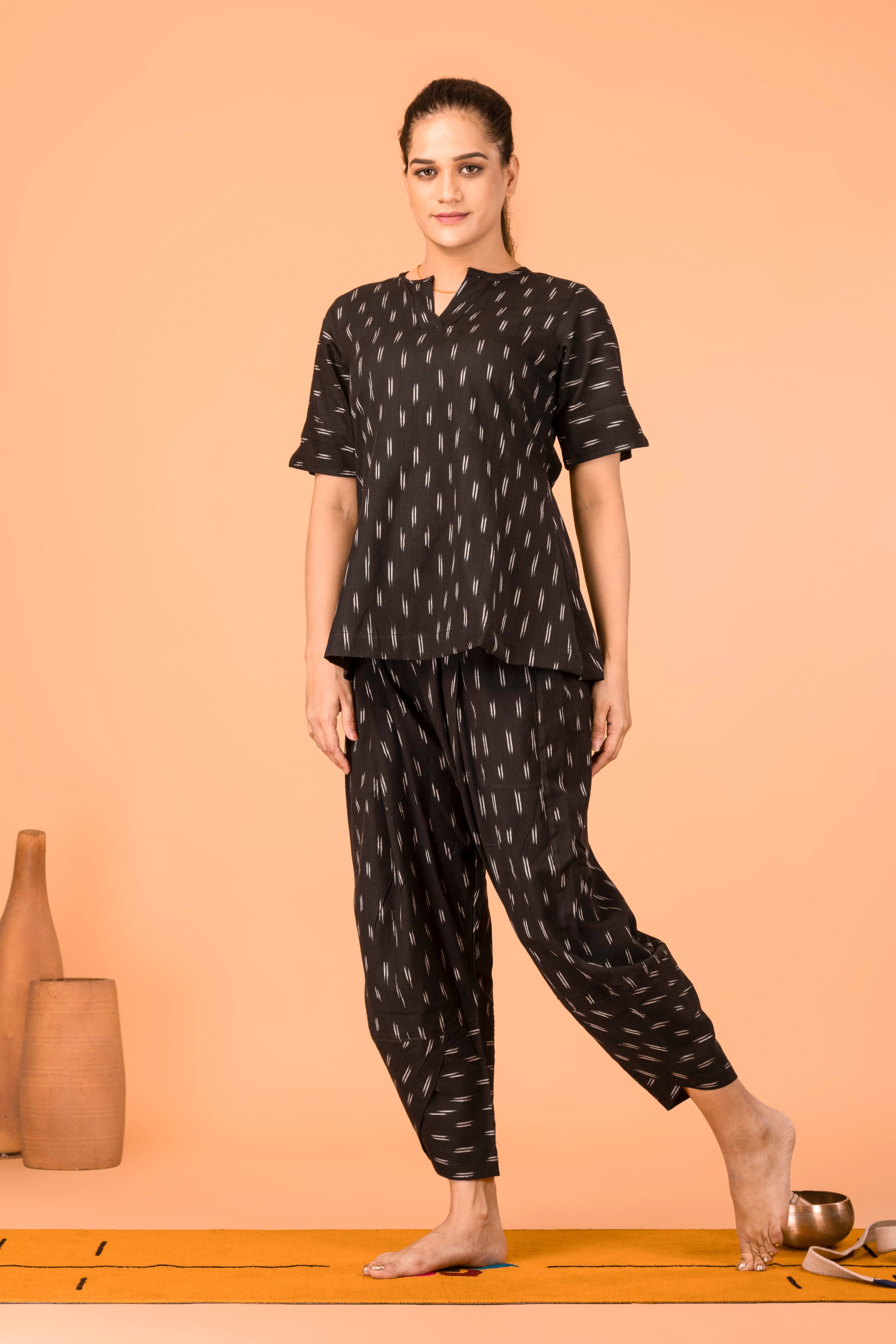 Dhara Yoga Top Covered (With Sleeves)- Ikat Black